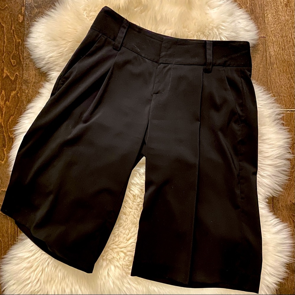 Alice+Olivia Pleated Feather Light Black Bermudas | size 4